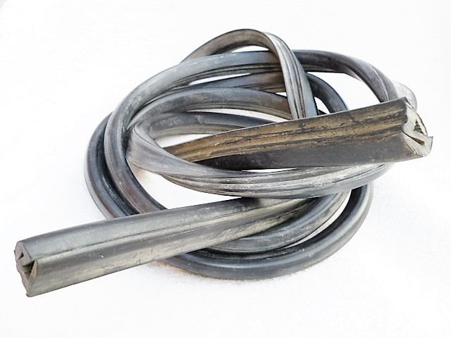 Těsnící guma čelního skla UAZ